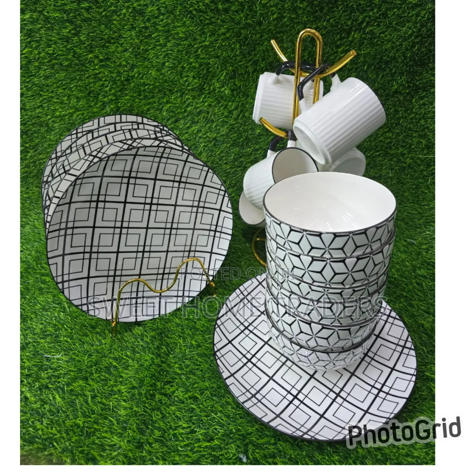 *18 PCS Dinner Set*
Plate , Mugs ,White Black Plates