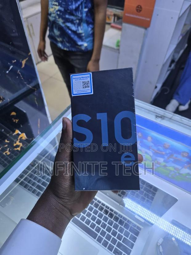 New Samsung Galaxy S10e 128 GB Blue - main view