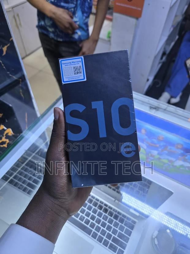 New Samsung Galaxy S10e 128 GB Blue - thumbnail 3