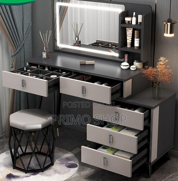 Dressing Table; Sophisticated Mirror -Top Dressing Station - thumbnail 6