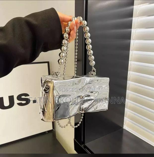 New Clutch Bag Functions - thumbnail 3