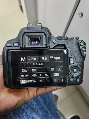 Canon Eos 250d With Kit Lens