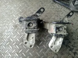 Engine Mount Nze