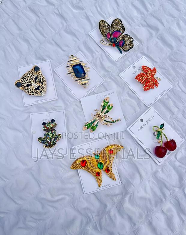 One Brooch, Endless Elegance - thumbnail 2