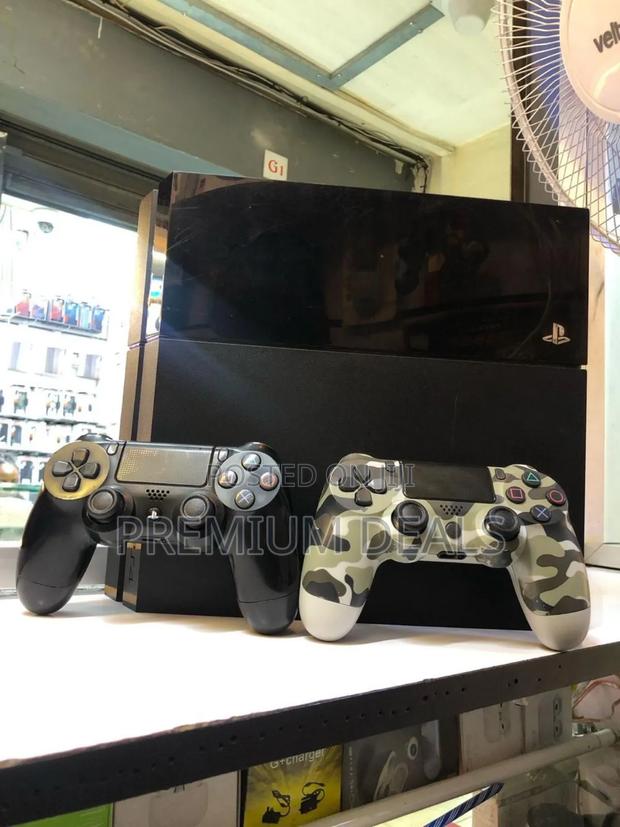 STD Ps4 With Original Controllers Plus Games.