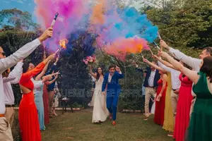 Romantic Smoke Bombs – Magical Wedding Photos