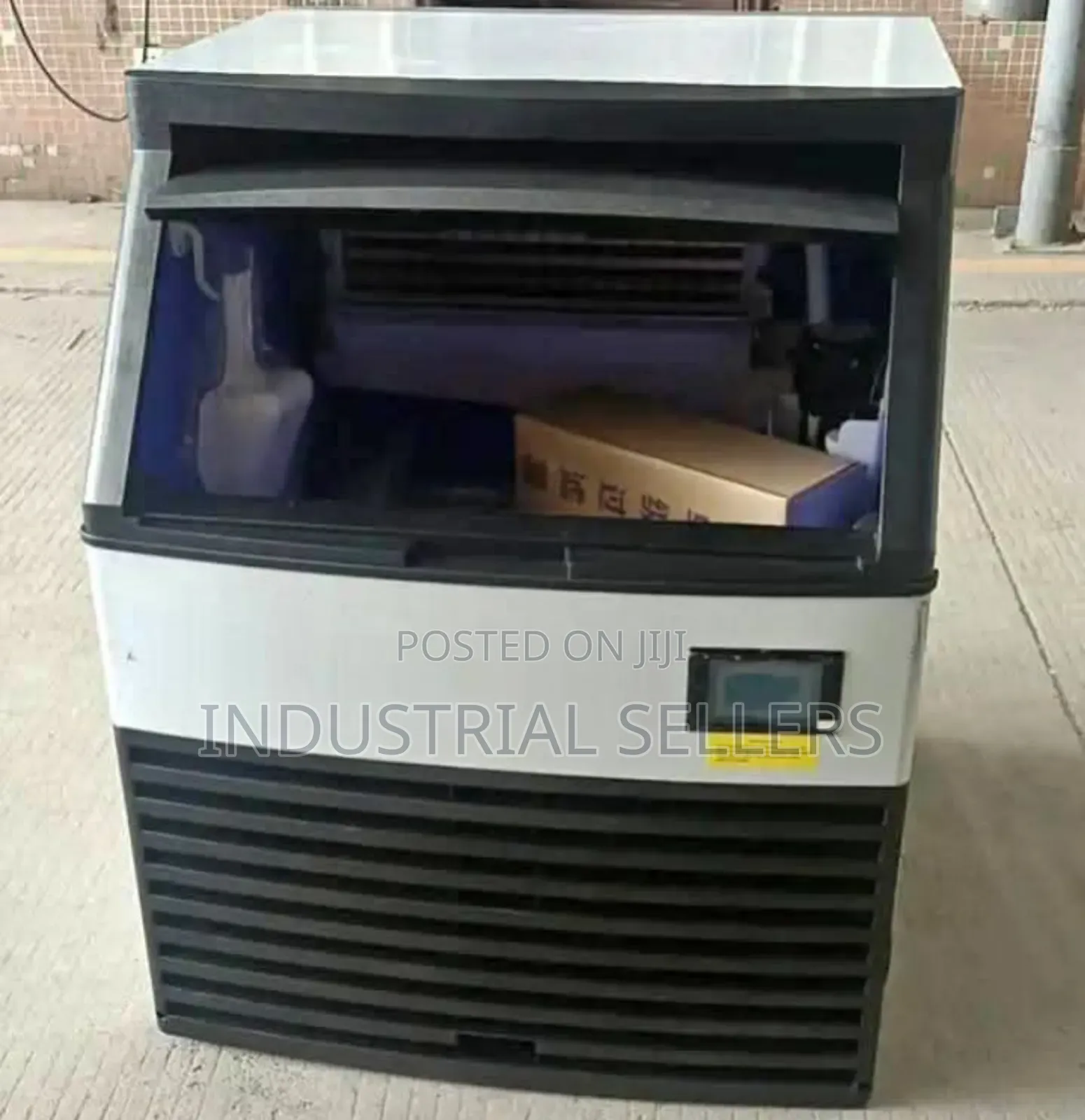 A Great Ice Cube Maker Machine