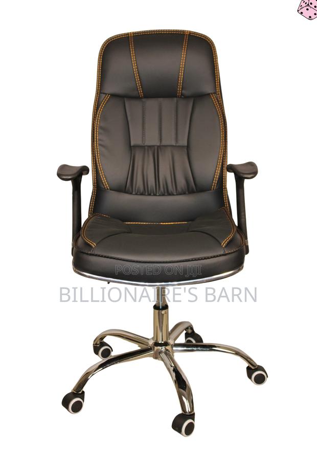 Luxurious Executive Leather Seat With Padded Armrests