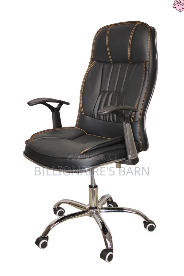 Luxurious Executive Leather Seat With Padded Armrests - thumbnail 3