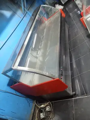 Meat Display With Curved Mirror