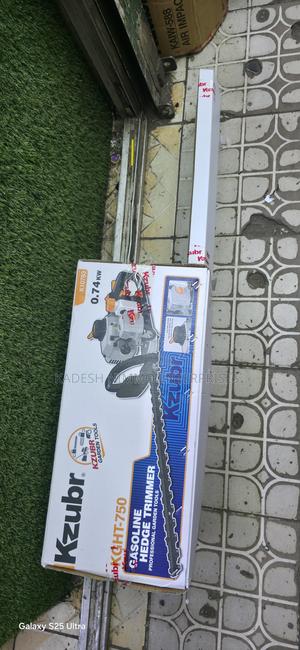 Kzubr Petrol Hedge Cutter – 2-stroke Engine - main view