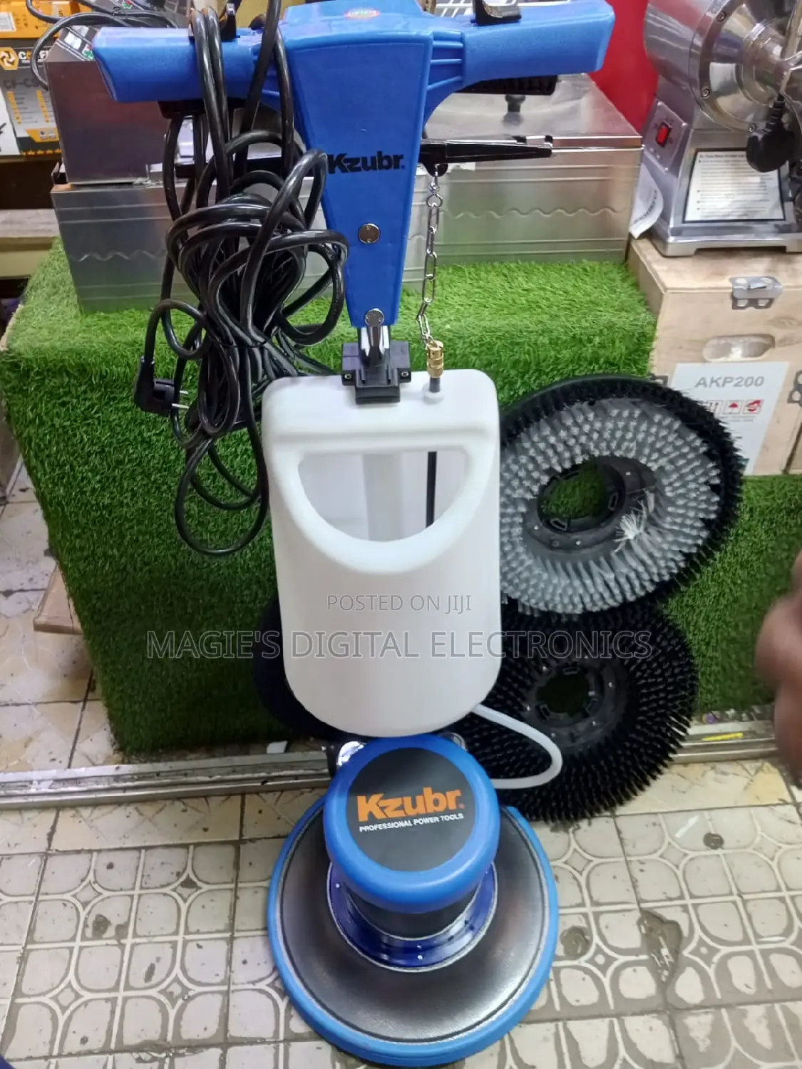 High Standard 1100w Kzubr Floor Scrubber With 3 Brushes