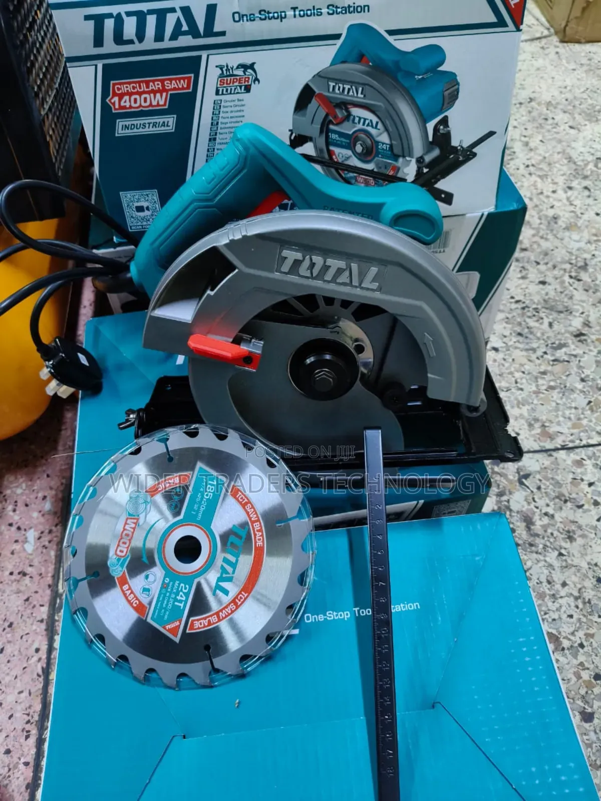 Total 1400w Circular 
Saw