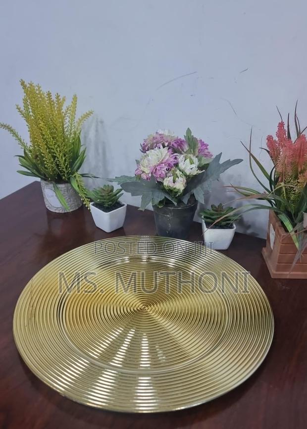 High Quality Unique Gold or Silver Round Changer Plates - thumbnail 3