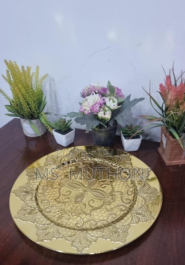 High Quality Unique Gold or Silver Round Changer Plates - thumbnail 4