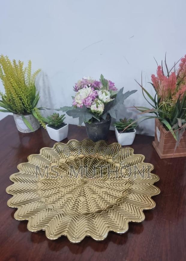 High Quality Unique Gold or Silver Round Changer Plates - thumbnail 7