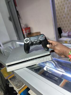 Ps4 Slim +1 Controller (Chipped) - main view