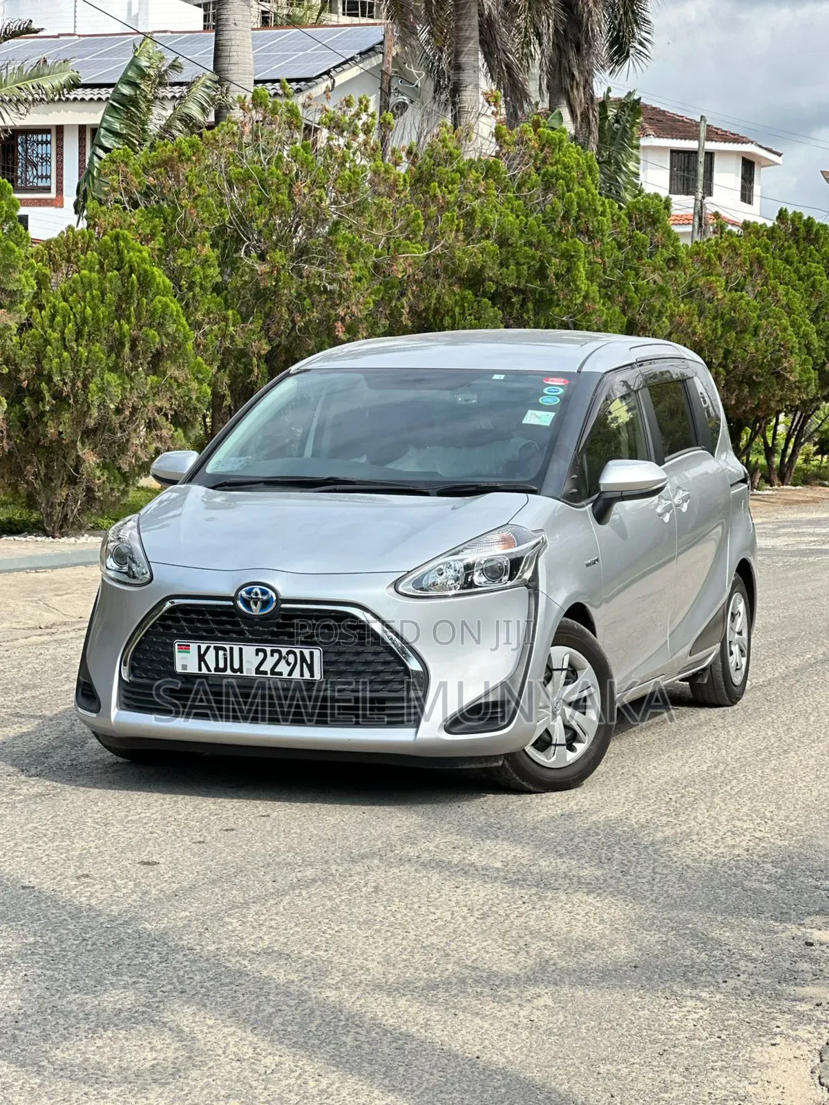 Toyota Sienta 1.5 Hybrid FWD 2017 Silver
