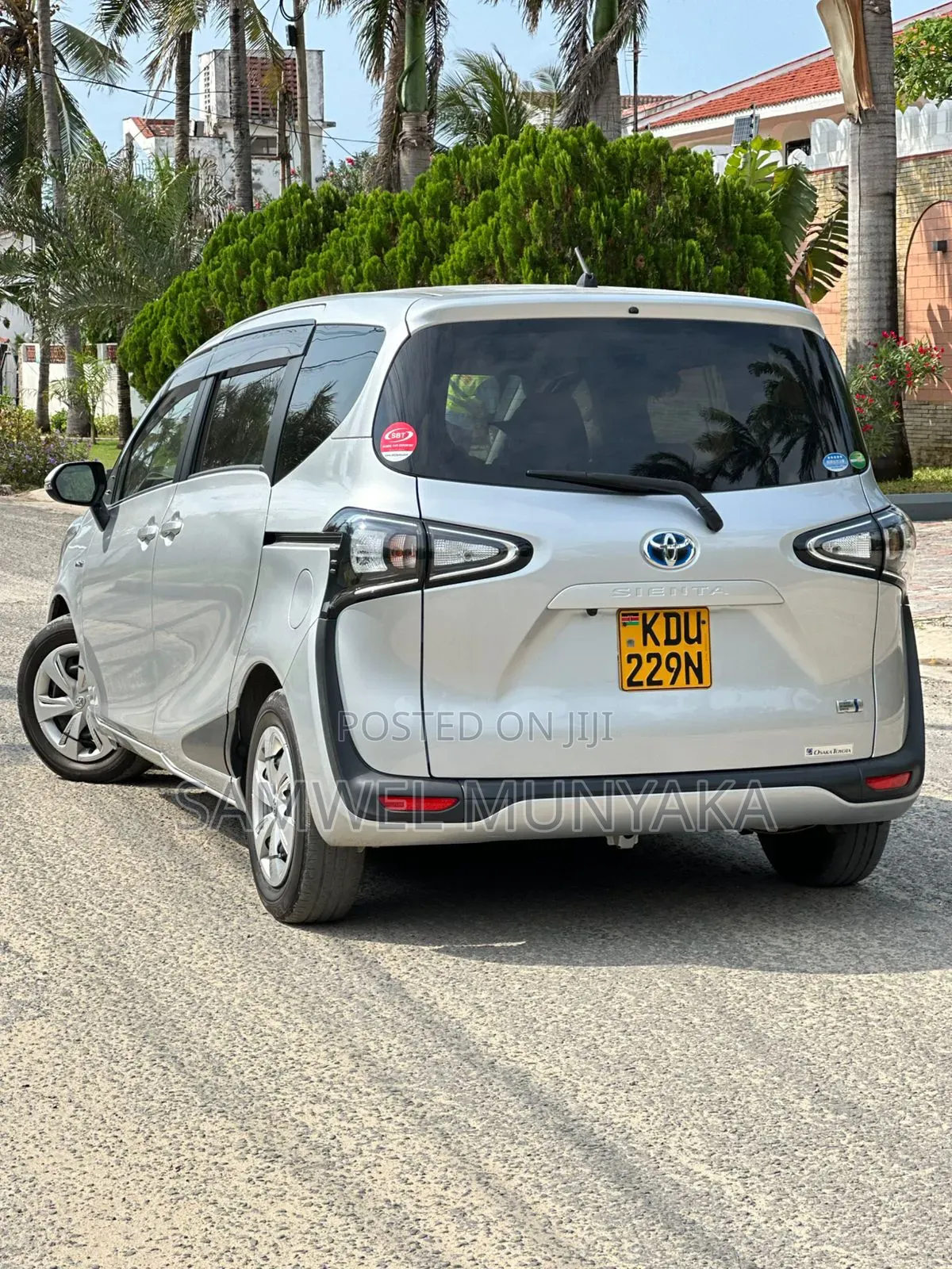 Toyota Sienta 1.5 Hybrid FWD 2017 Silver