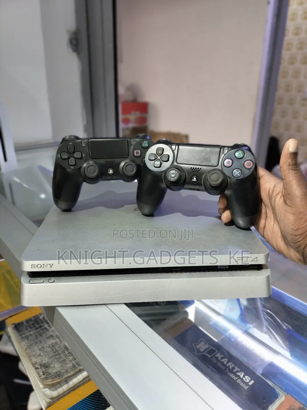 Ps4 Slim + 2 Controllers( 10 Games) 