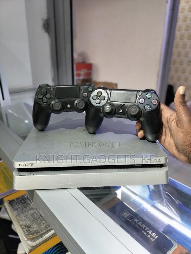 Ps4 Slim + 2 Controllers( 10 Games) 