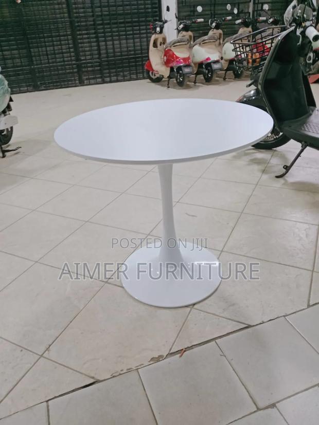 Round Kitchen Table - main view