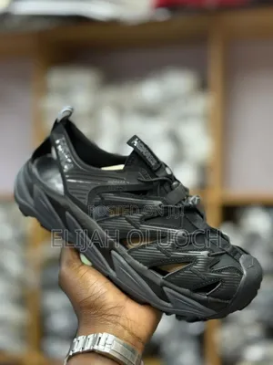 Hoka One One
Men Open Shoes