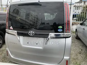 Toyota Esquire 2018 Silver