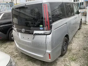 Toyota Esquire 2018 Silver