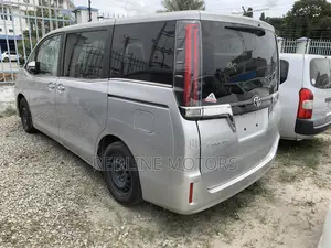 Toyota Esquire 2018 Silver