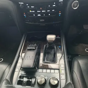 Lexus LX 570 AWD 2017 White