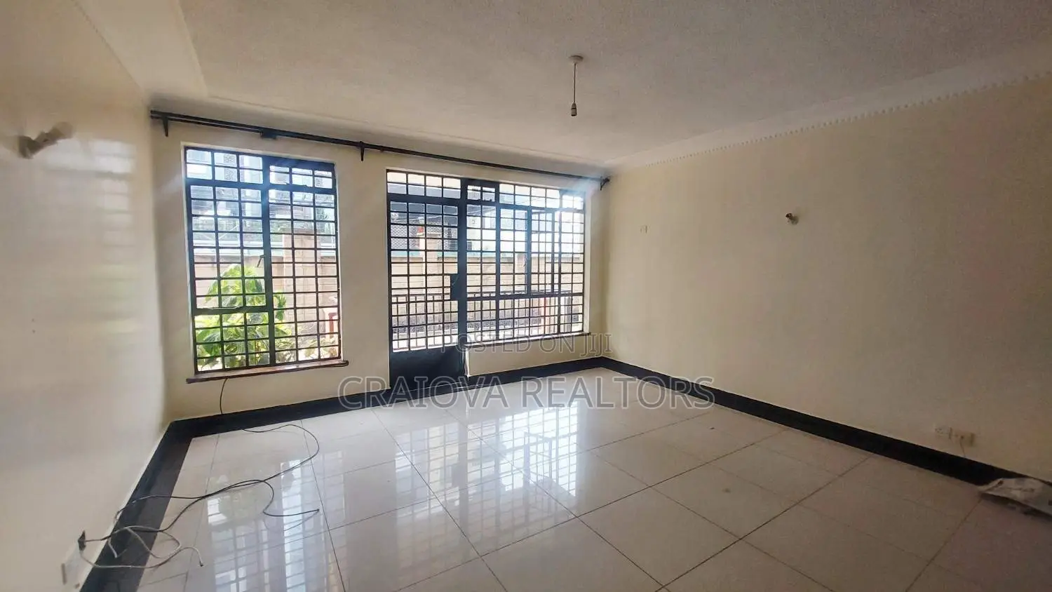 4bdrm Duplex in Valley Arcade for sale