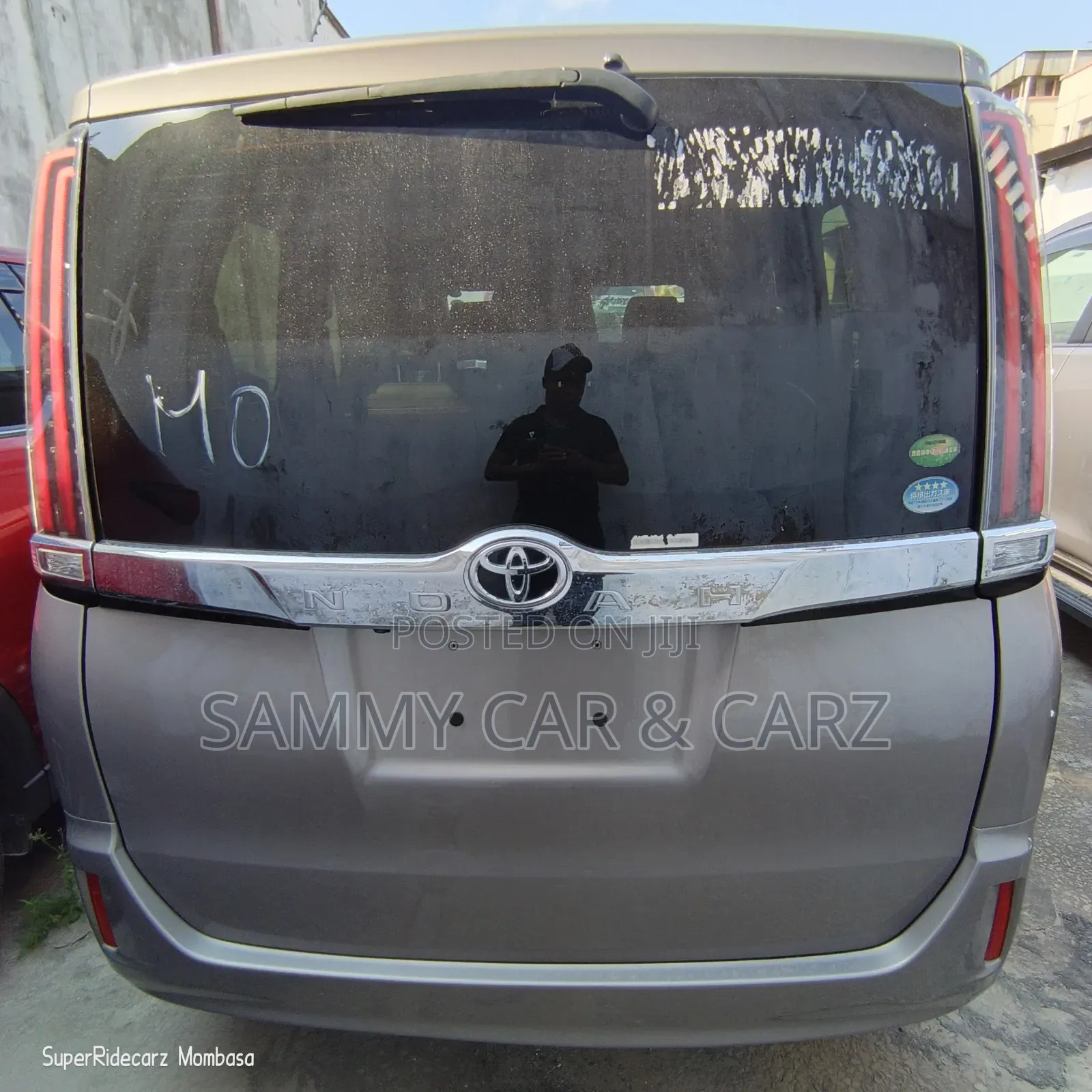 Toyota Noah 2018 Gold