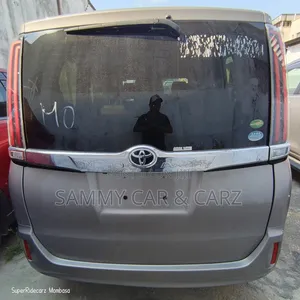 Toyota Noah 2018 Gold