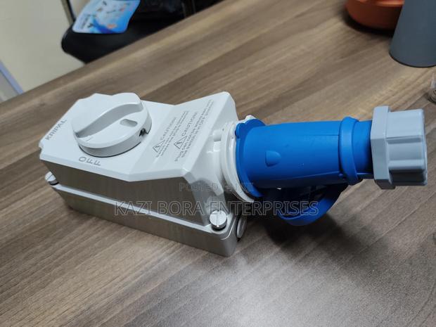 32a 3-Pin Interlocked Industrial Sockets - thumbnail 3