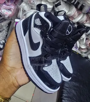 Kids Jordan High-cut Shoes
Size: 22,24,27,28,29,30,31,32,33,