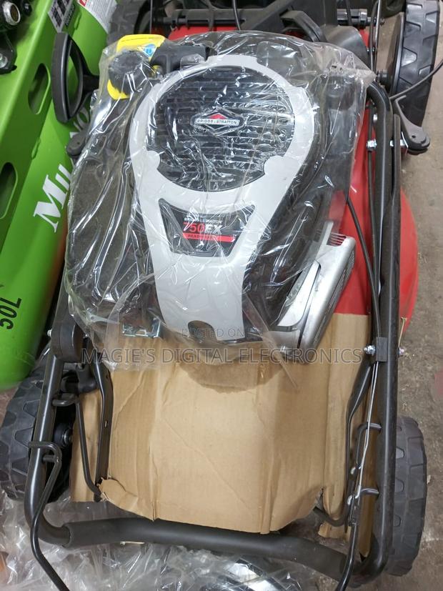 Top Guarantee 161cc Briggs and Strattom Lawn Mower