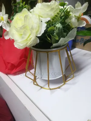 Vase Home Deco in White With Flowers