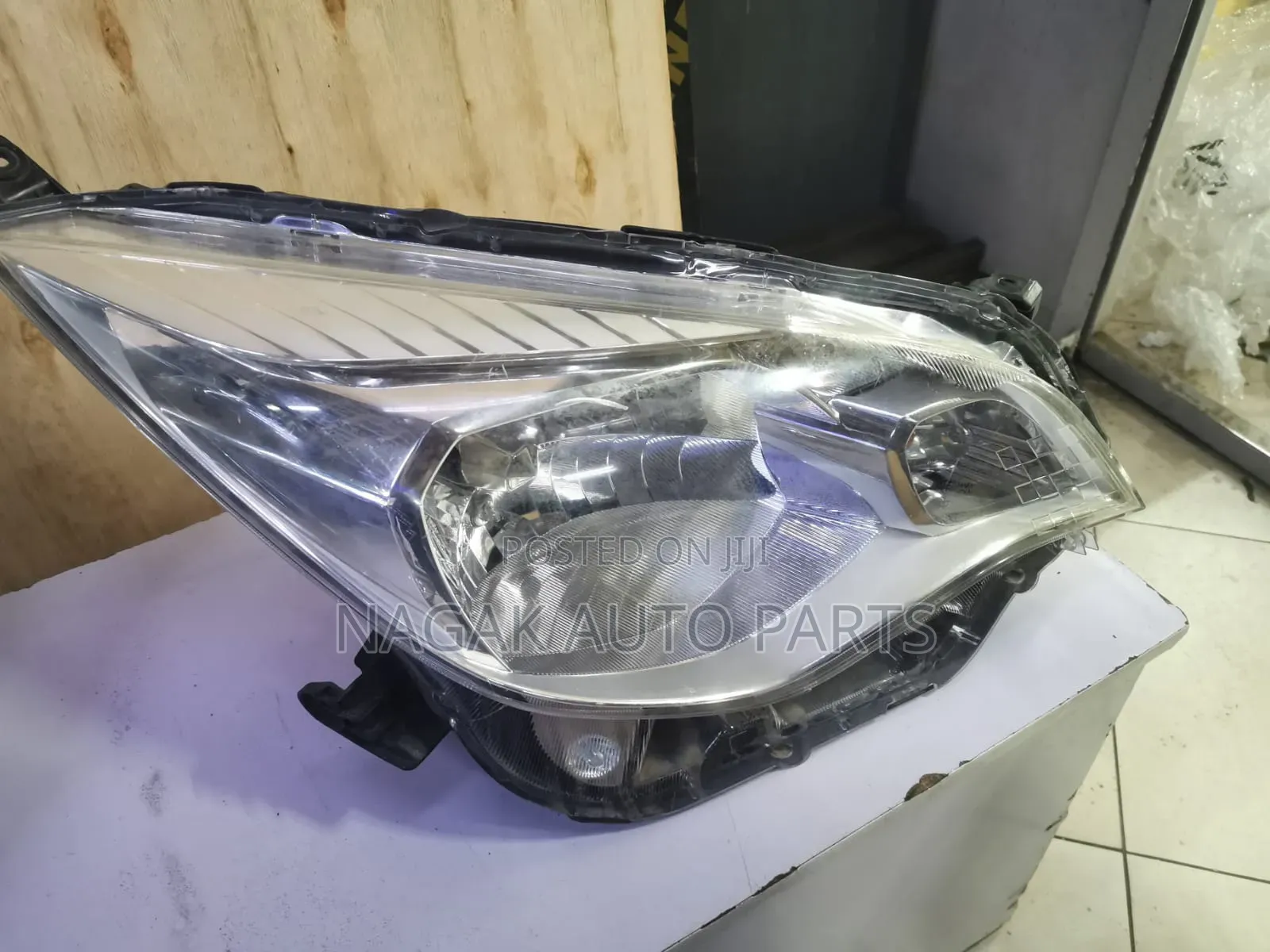 Trezia 2010-2014 Xenon Headlight