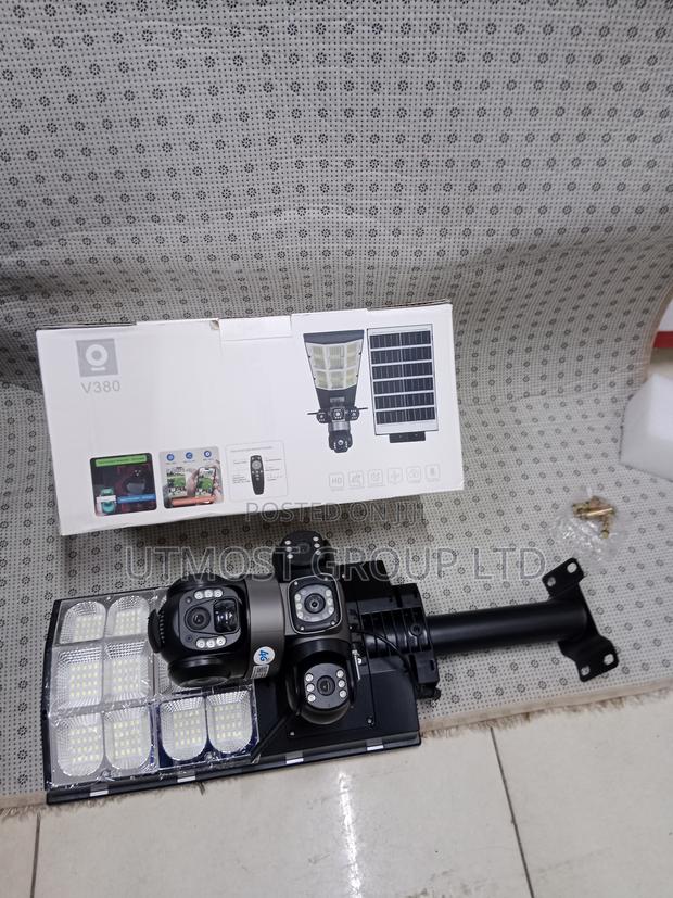 6mp Triple Lens Solar Street Light With 4g CCTV