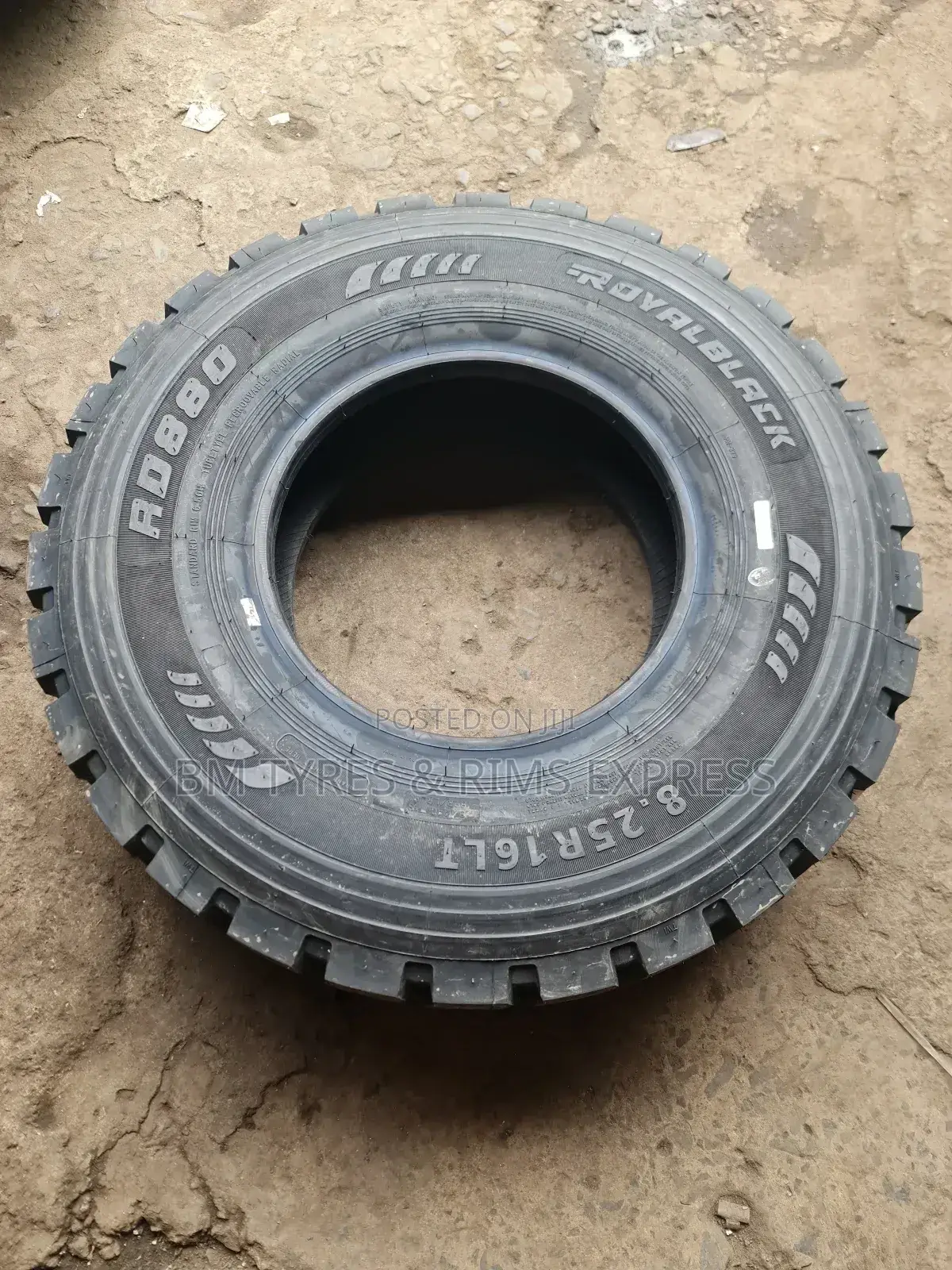 825 R16 Royalblack Tyres (Diff)