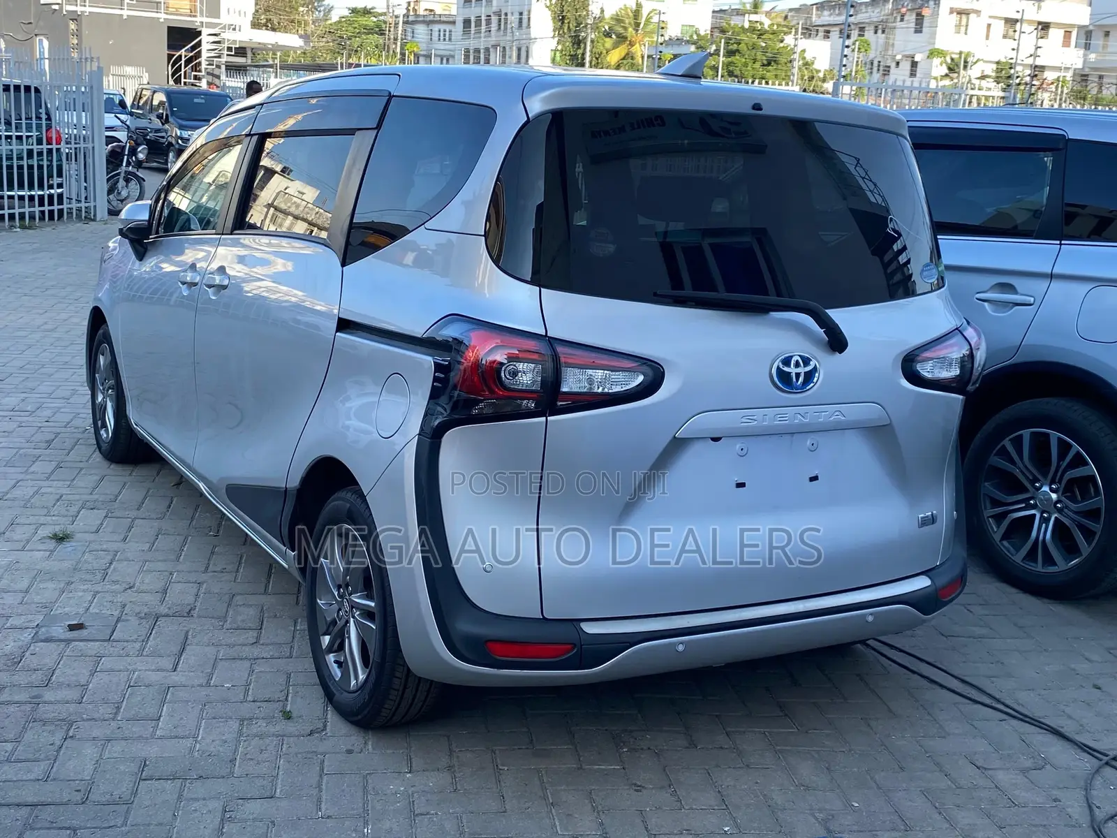 Toyota Sienta 2018 Silver