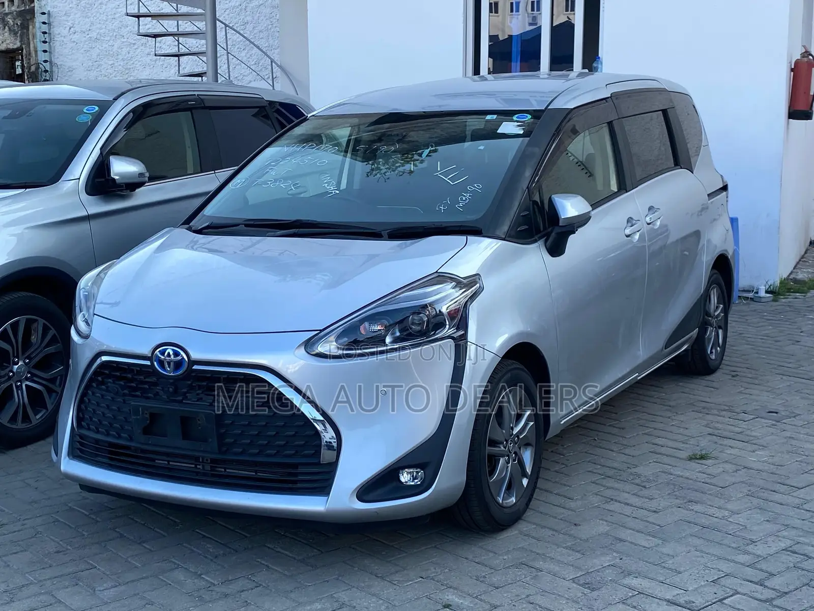 Toyota Sienta 2018 Silver