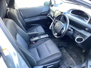 Toyota Sienta 2018 Silver