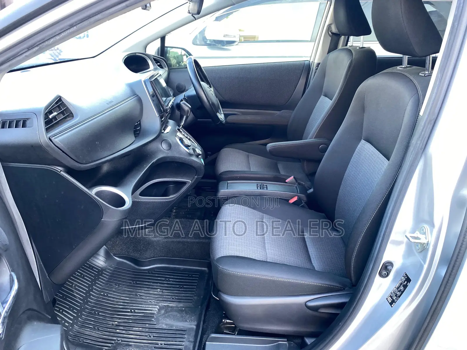 Toyota Sienta 2018 Silver