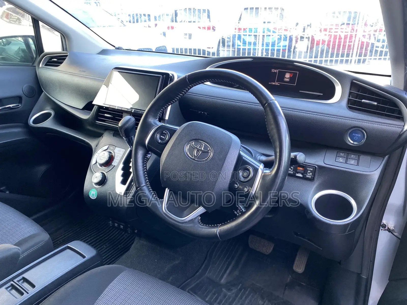 Toyota Sienta 2018 Silver