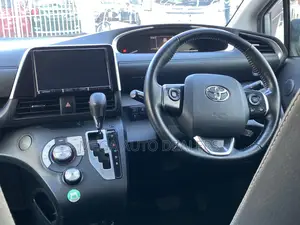 Toyota Sienta 2018 Silver