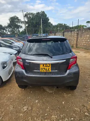 Toyota Vitz 1.3 FWD 5dr 2015 Gray