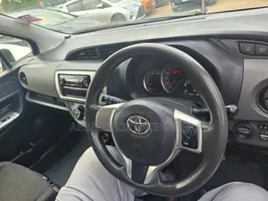 Toyota Vitz 1.3 FWD 5dr 2015 Gray