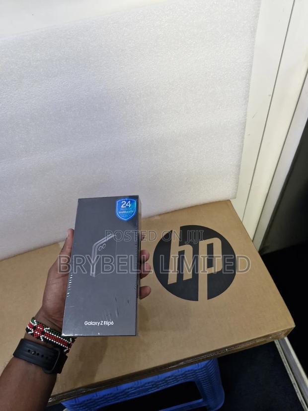 New Samsung Galaxy Z Flip6 256 GB Silver - main view